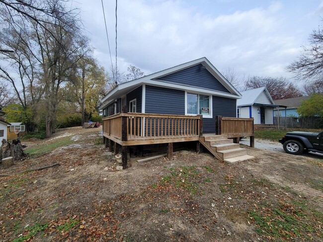 Building Photo - Centrally Located 1-3BR House