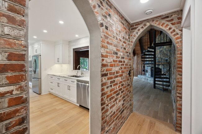 Building Photo - Available 6/15. Stunning, Fully-Rennovated...