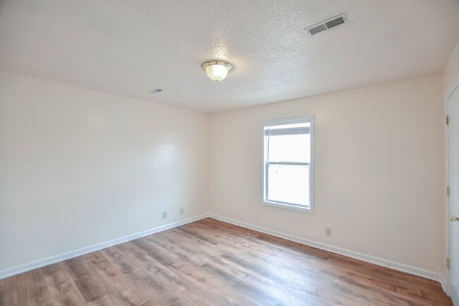 Building Photo - Pet Friendly Two Bedroom!
