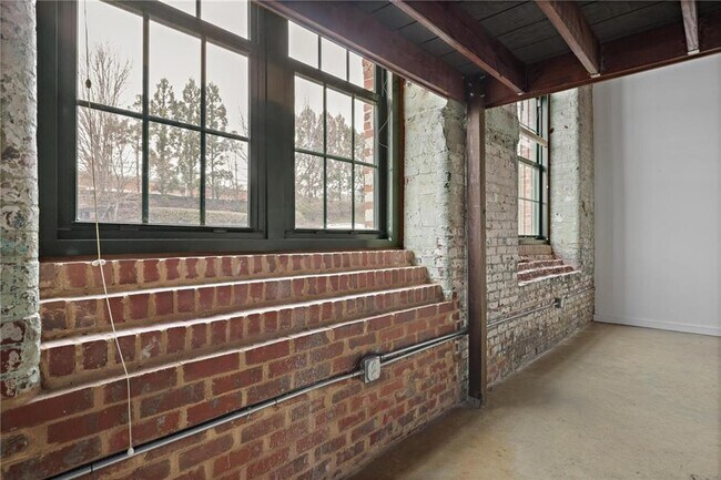 Building Photo - 170 Boulevard SE