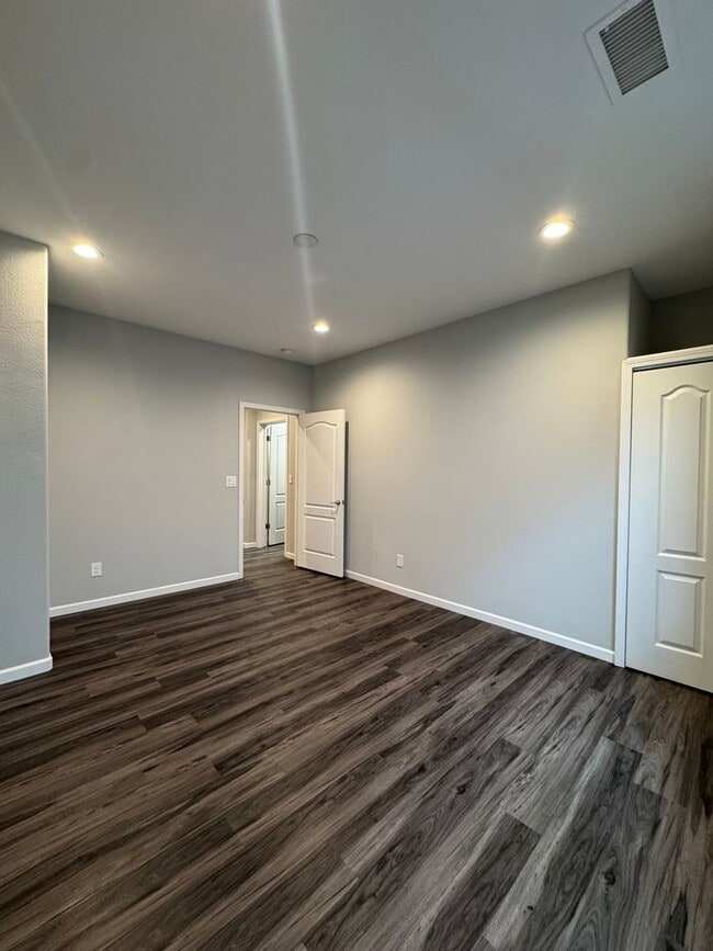 Building Photo - 322 Granite Ct