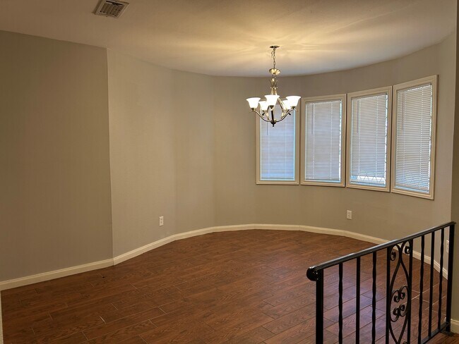 Building Photo - 1702 Maux Dr