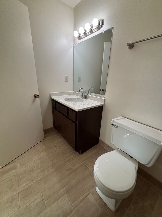 Building Photo - 3 Bedroom 1 1/2 Bath Townhomes