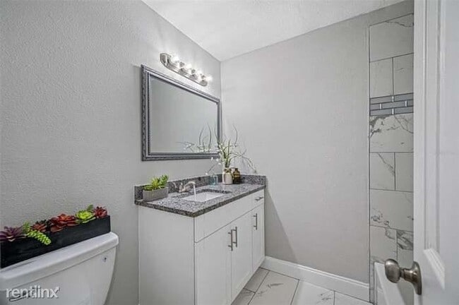 Building Photo - 2 br, 2 bath House - 6416 S Adelia Ave