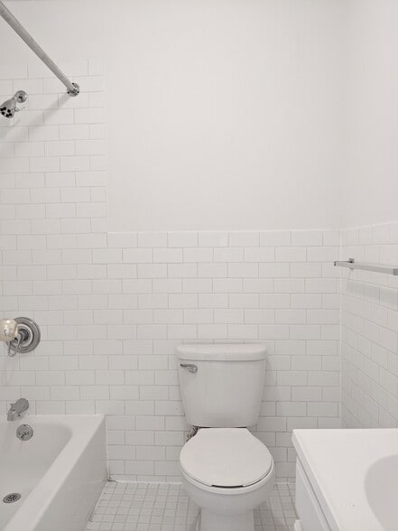 Building Photo - 551 Graham Ave