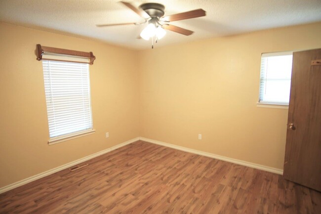 Building Photo - 812 W Silver Meadow Dr
