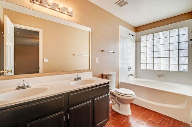 Building Photo - Gorgeous and Spacious Eastside Home for Rent with Refrigerated Air!