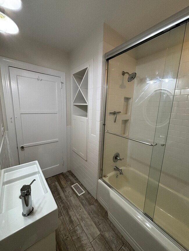 Building Photo - 2 Bedroom charming bungalow in desirable Oakhurst