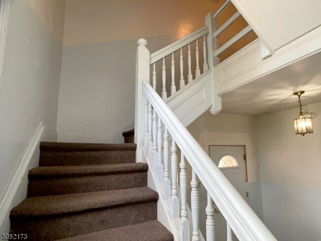 Building Photo - 17 Gates Ave