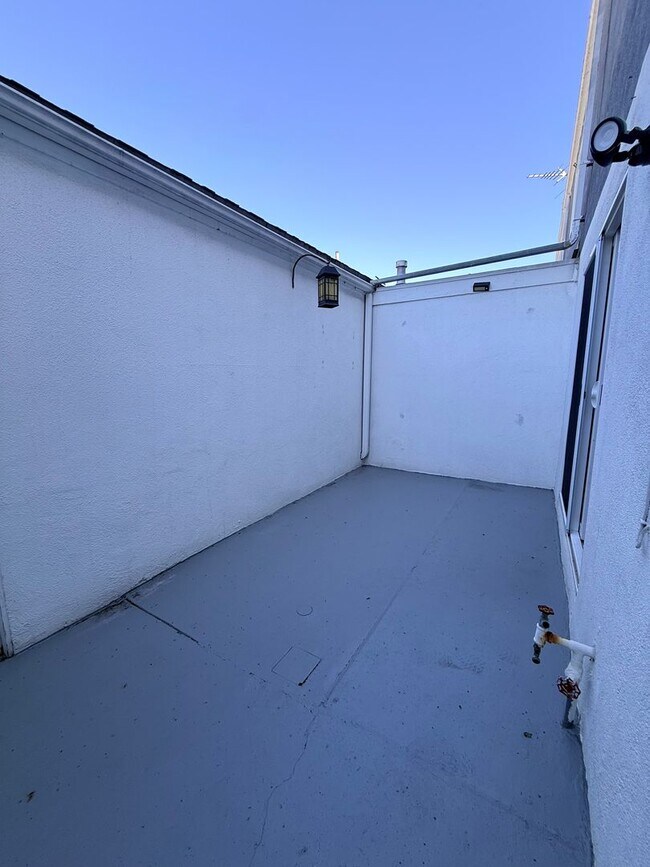 Building Photo - Spacious 3 bedroom 2 bath townhome with 2 car garage in Costa Mesa.