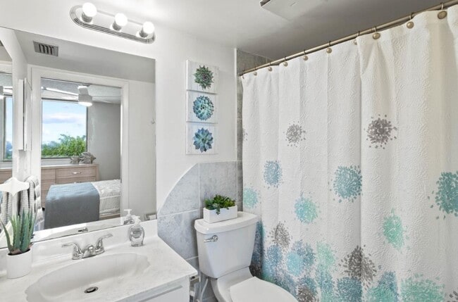 Building Photo - Beautifully Furnished Annual 2BR/2BA Condo...