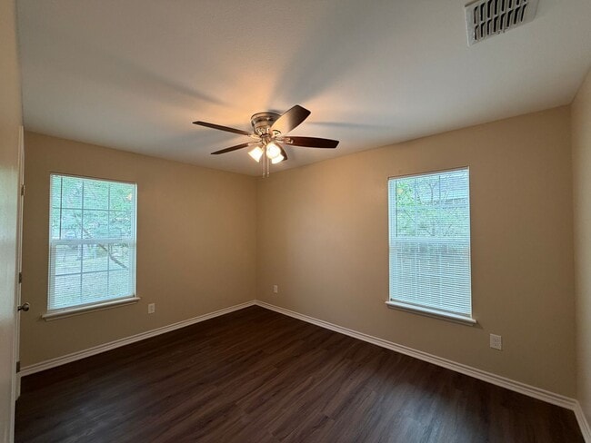 Building Photo - Move in Ready!