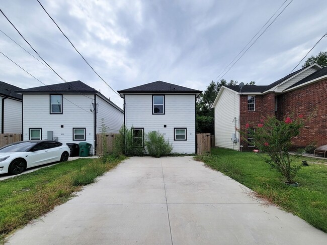 Building Photo - This newly constructed 3-bedroom, 2-bathro...