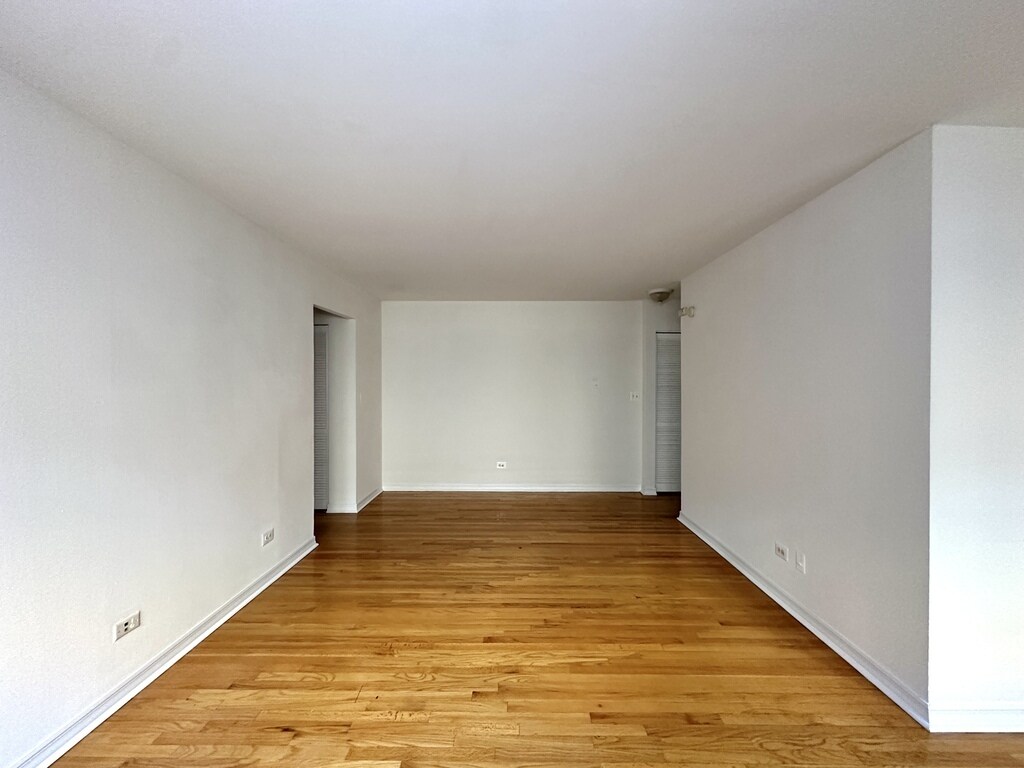 Building Photo - 6830 N Sheridan Rd