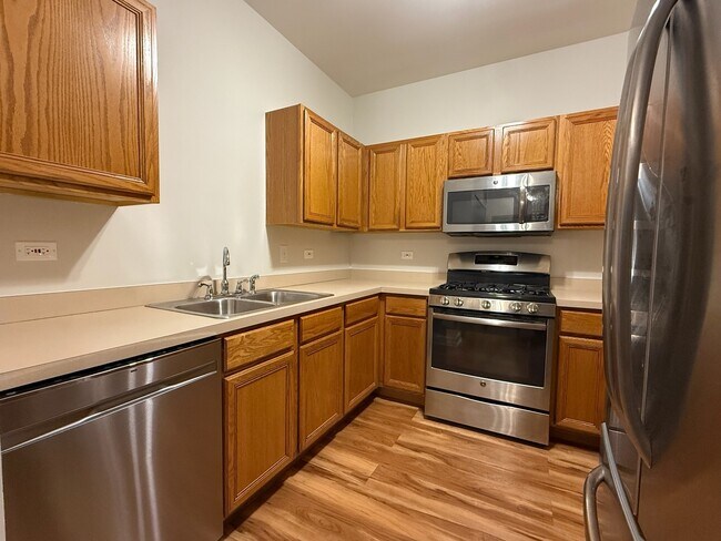 Building Photo - 3317 Stratford Ct