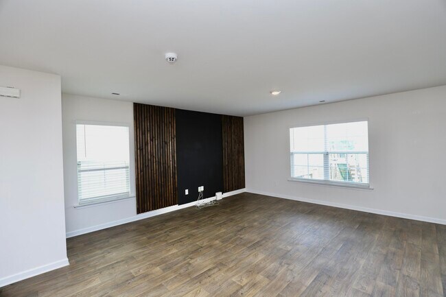 Building Photo - 352 Sandbach Rd