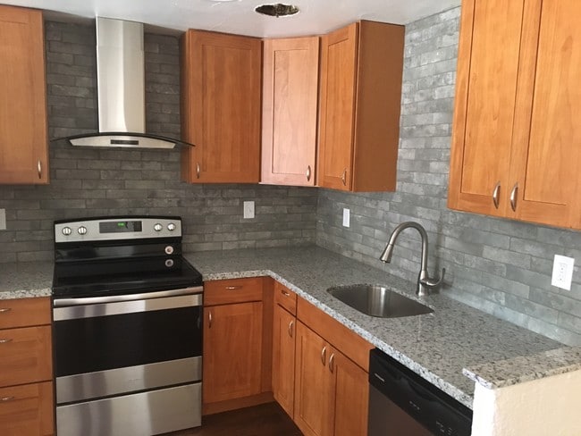 Building Photo - Highlander Apartments