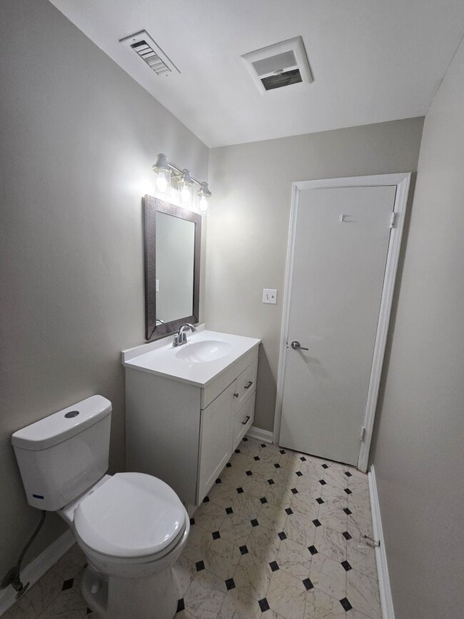 Building Photo - 2 Bedroom Townhome available for rent in Charlotte NC