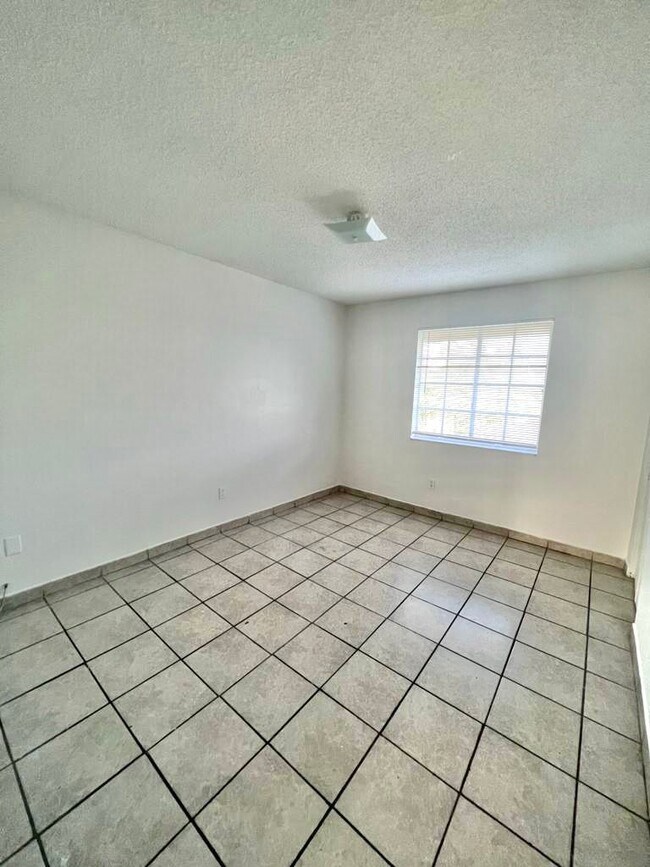 Building Photo - 1244 SW 5th St