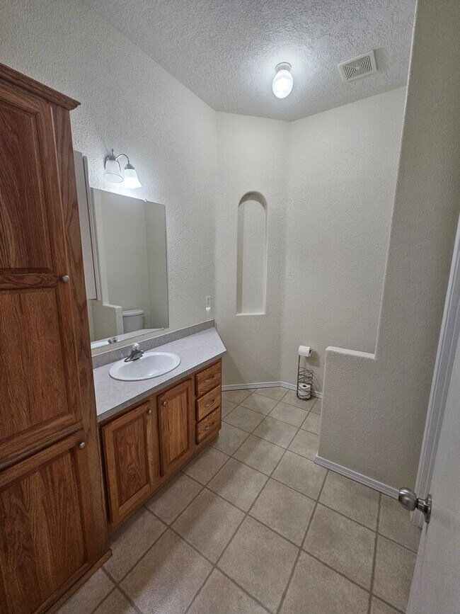 Building Photo - Spacious Home on 5 Acres For Rent!