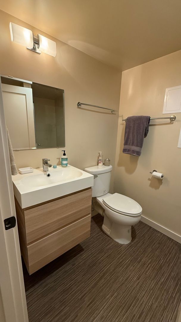 Building Photo - Beautiful Fully Furnished Home in Close-In...
