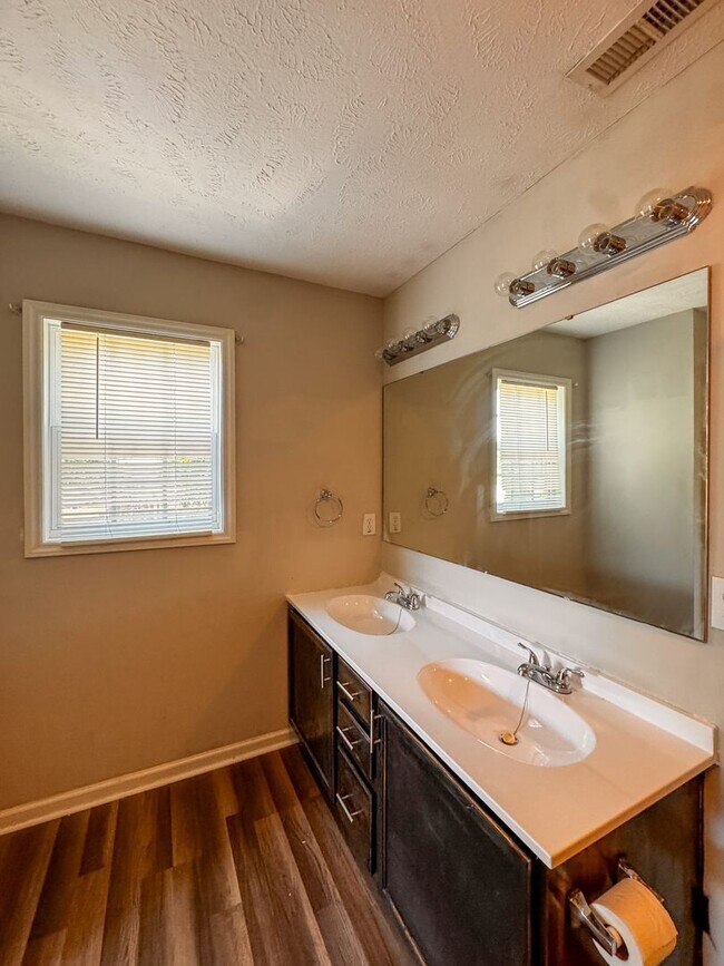 Building Photo - Charming 3 Bed 2 Bath Plus Bonus Room in Raeford