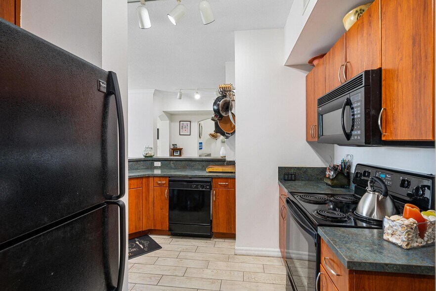 Building Photo - 9172 Collins Ave