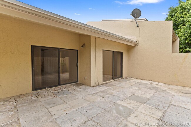 Building Photo - 1400 NW 9th Ave