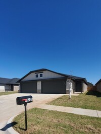 Building Photo - 3 Bed 2 Bath 2 Car Duplex in Chisholm Creek NW OKC