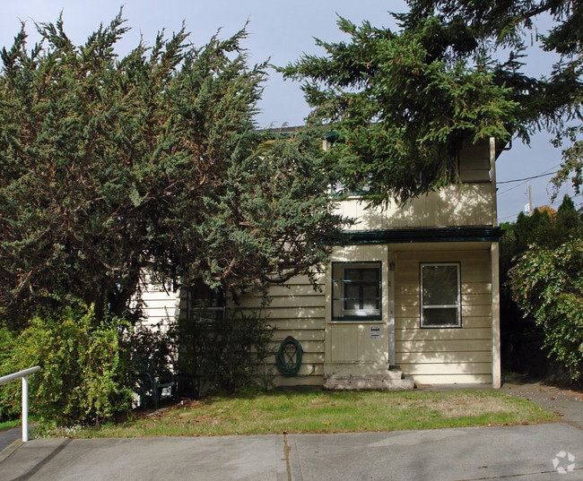 Queen Anne Five Unit Apartments 2207 12th Ave W Seattle WA 98119