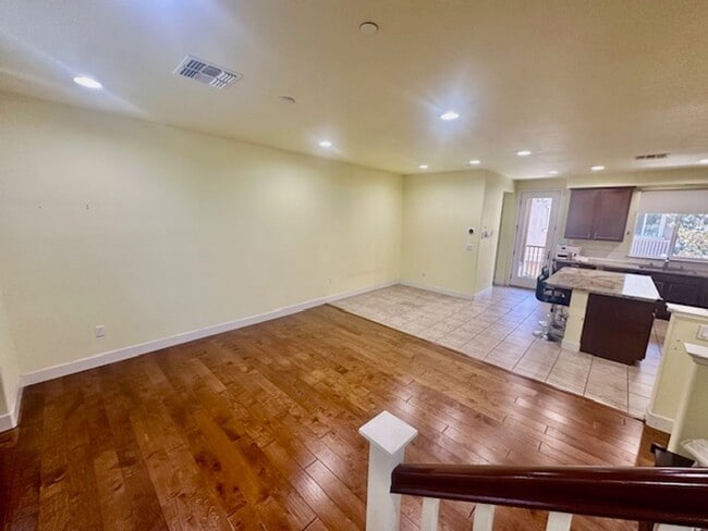 Building Photo - Modern Beautiful Townhome with Great Schoo...