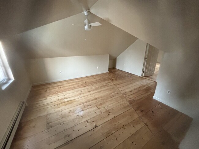 Building Photo - Freshly Remodeled 3BR / 1 BA Apartment