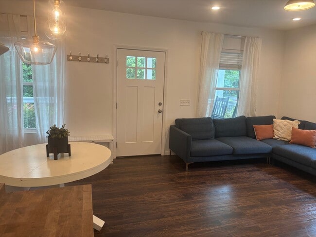 Building Photo - Partially Furnished Rental Walking Distance to Downtown Black Mountain!