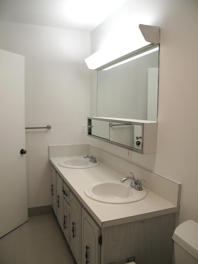 Building Photo - 1227 Club Dr W