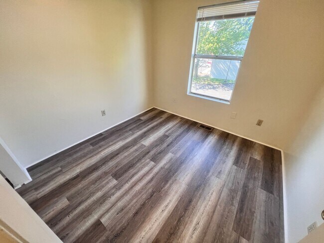 Building Photo - Blacksburg, 4 BR / 2.5 BA Townhouse, Available August