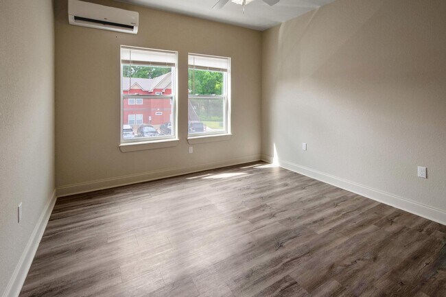 Building Photo - 878 4th St SE