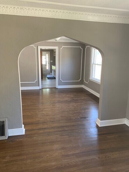 Building Photo - 706 E 71st Ter