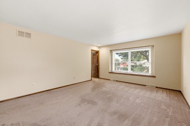 Building Photo - Single-Family Home in Near-Perfect Condition | 931 square foot 3-Car Garage!! | Covered Patio | L...