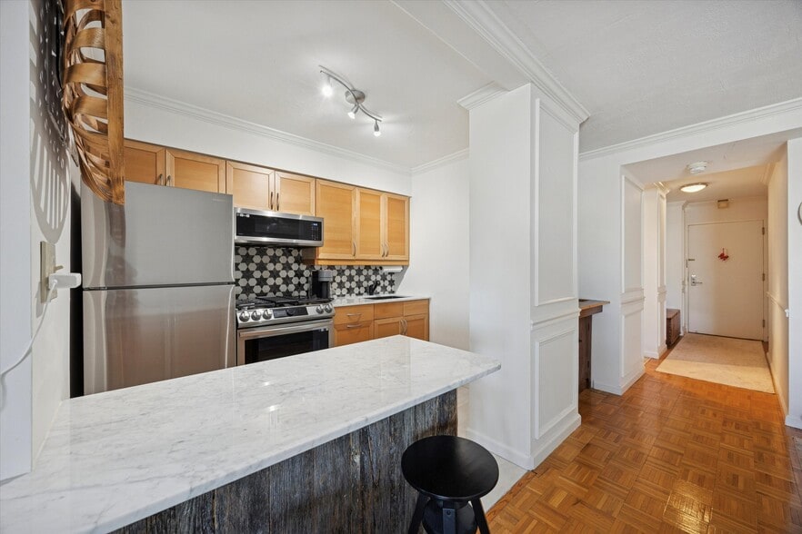 Building Photo - 604 S Washington Sq