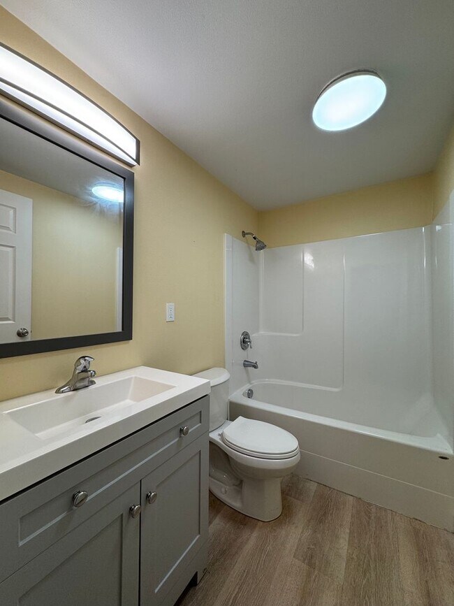 Building Photo - 707 E 7th Ave