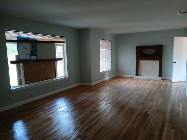 Building Photo - 115 Coyle Pl