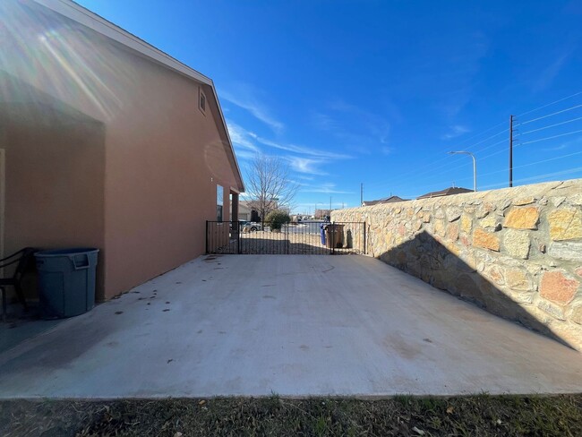 Building Photo - Beautiful 3 Bedroom/2 Bathroom home locate...