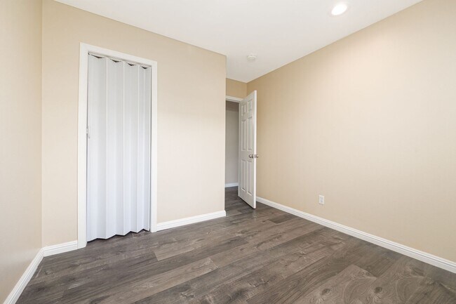 Building Photo - Single family home for rent 4bed/2bath! Mo...