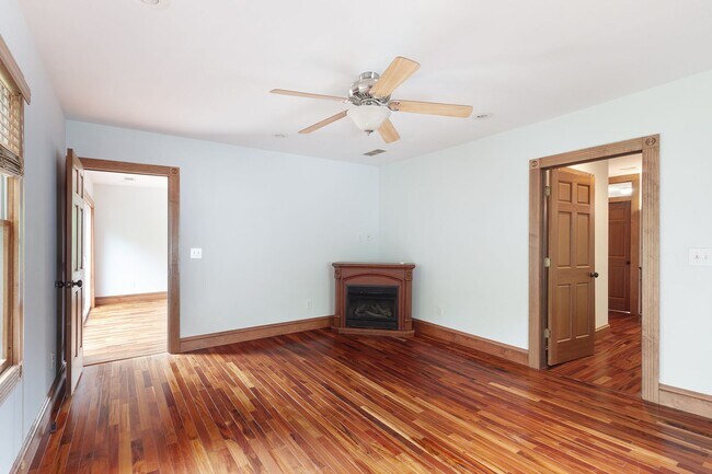 Building Photo - Spacious 6bd/3ba in Grant Park w/ Large Fenced in Backyard & Steps From the Park!