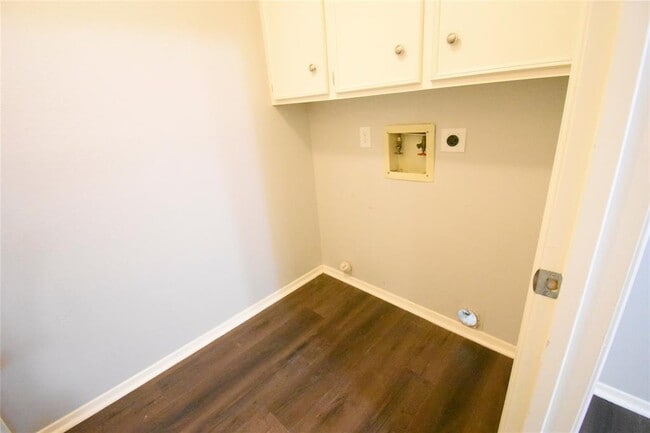 Building Photo - 4603 Meadowood Dr