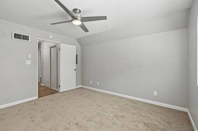 Building Photo - 7565 Charmant Dr