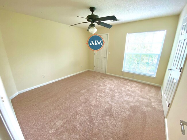 Building Photo - Spacious Third-Floor Condo at The Estate a...