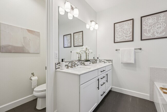 Building Photo - Beautiful Corner-Unit Townhome Near Downtown – 4 Bed | 3 baths