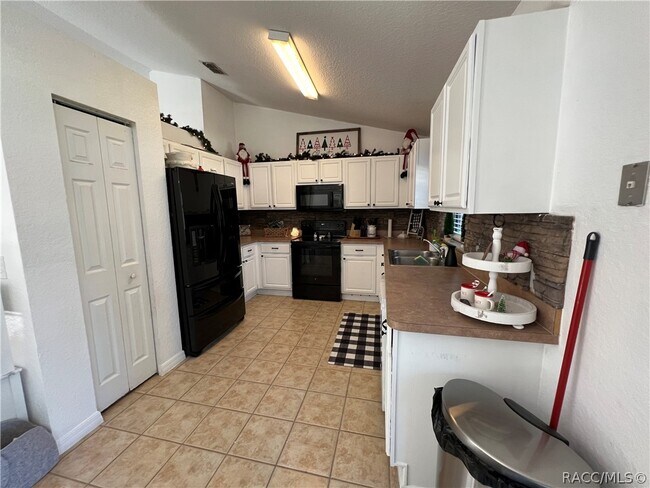 Building Photo - 1211 W Newbury St