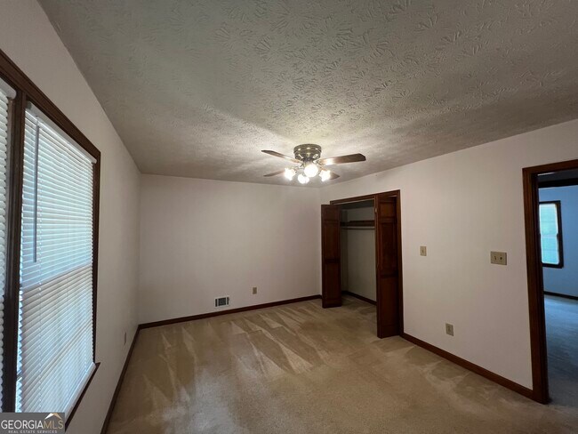 Building Photo - 380 Hidden Valley Dr SE